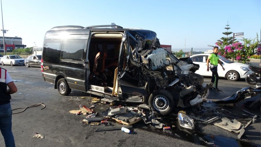 Alanya'da tur minibüsüne, tır çarptı: 2 ölü, 6'sı ağır 10 turist yaralı