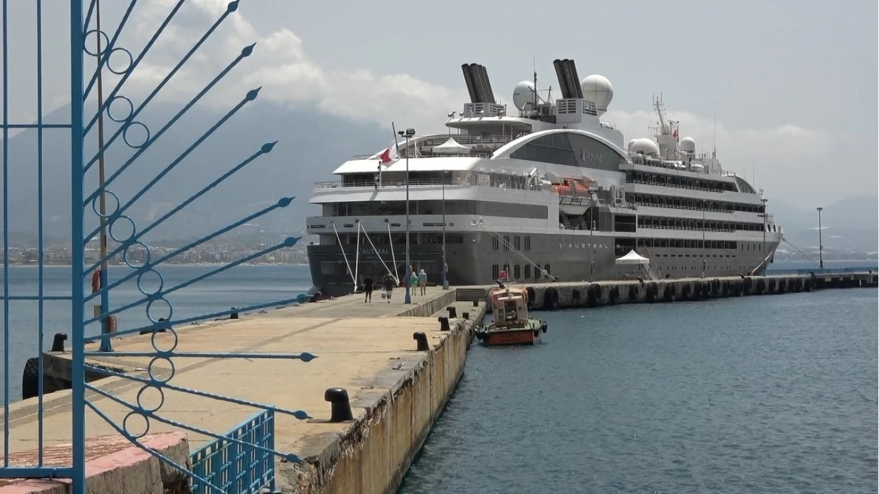Alanya'ya kruvaziyerle turistler akın ediyor