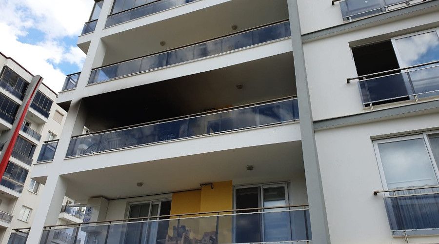 Alevlerden pencereden atlay�p kurtuldu