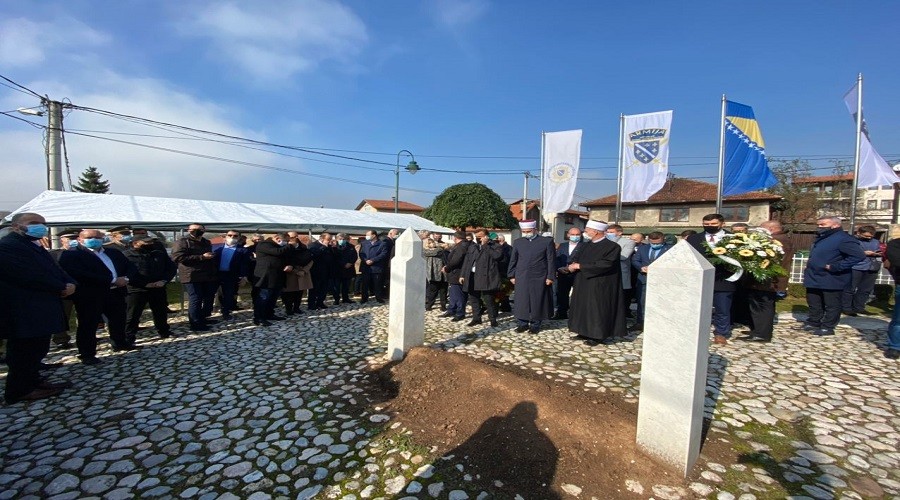 "Aliya İzzetbegoviç" kabrinde bile şehitlerle omuz omuza