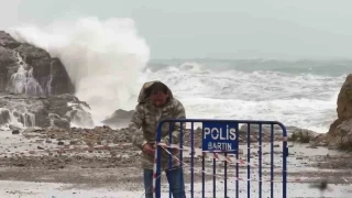 Amasra'da dalga boyu 10 metreyi a�t�