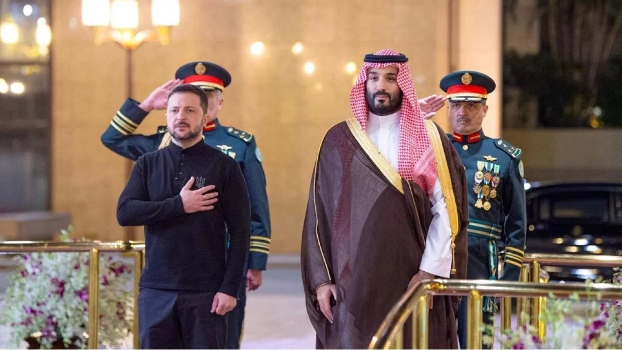 Amerikan ve Ukrayna heyetleri bugün Suudi Arabistan'ın Cidde kentinde masaya oturacak. Gündemde Ukrayna'ya silah yardımının devamı ve Rusya ile olası anlaşmada verilecek taviz seçenekleri olacak
