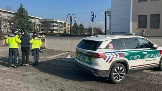Anadolu Otoyolu'ndaki ticari takside 3 kaçak göçmen yakalandı