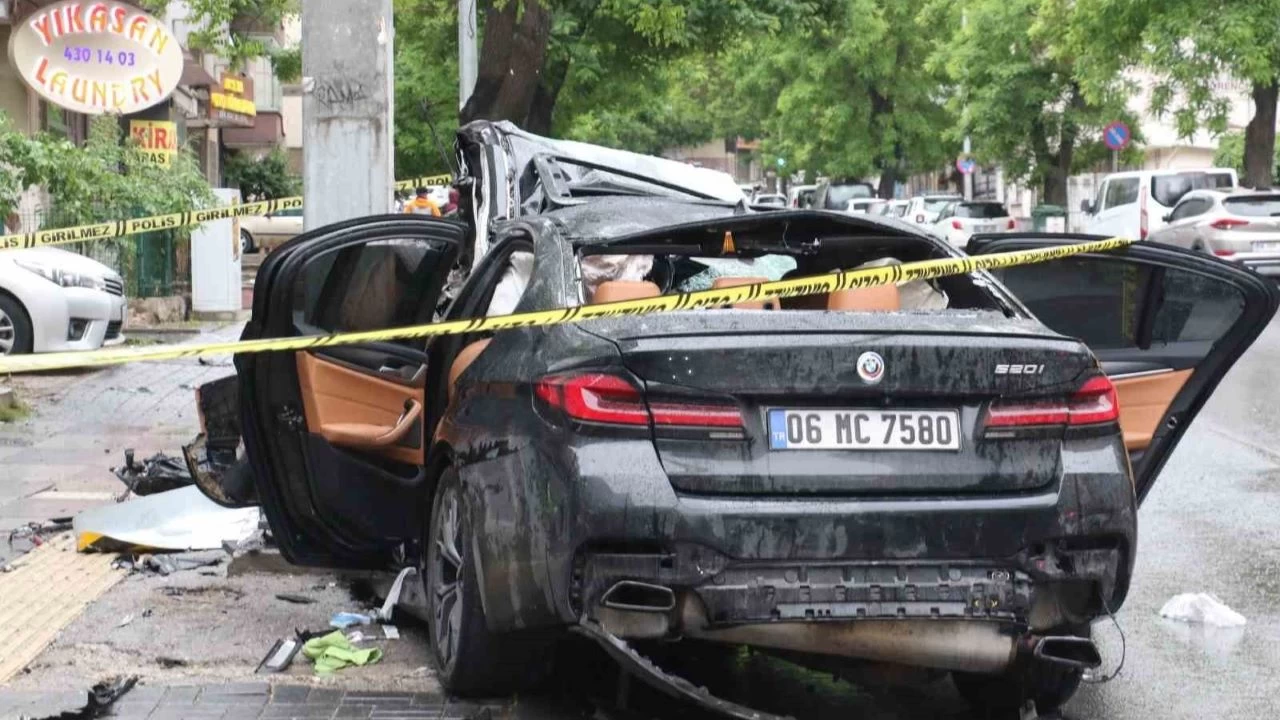 Ankara'da kontrolden çıkan araç direğe çarptı: 1 ölü, 4 yaralı