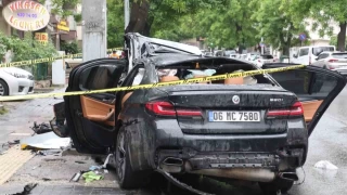 Ankara'da kontrolden çıkan araç direğe çarptı: 1 ölü, 4 yaralı