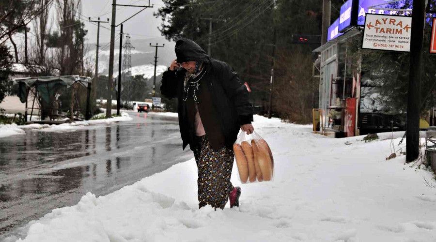 Antalya'da 30 santimetre dolu yağdı, temizlik için iş makineleri seferber oldu