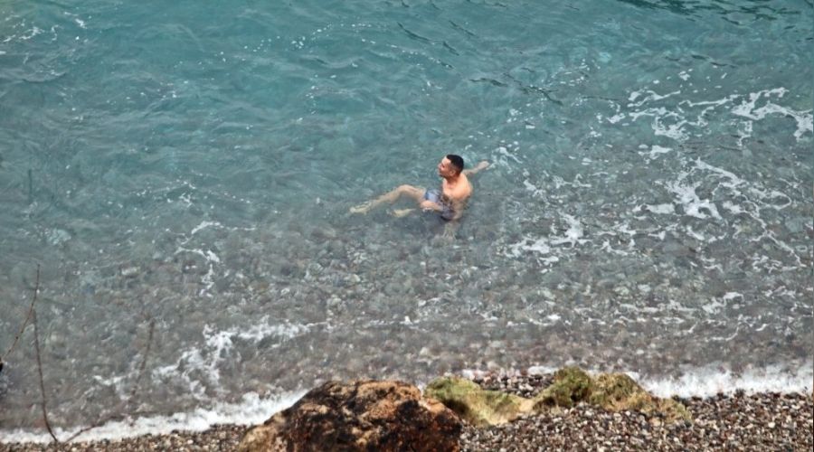Antalya'da deniz suyu, hava s�cakl���n�n iki kat�