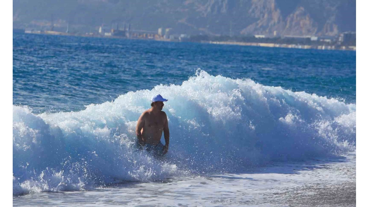 Antalya'da d�n ya�mur ve f�rt�na, bug�n deniz keyfi