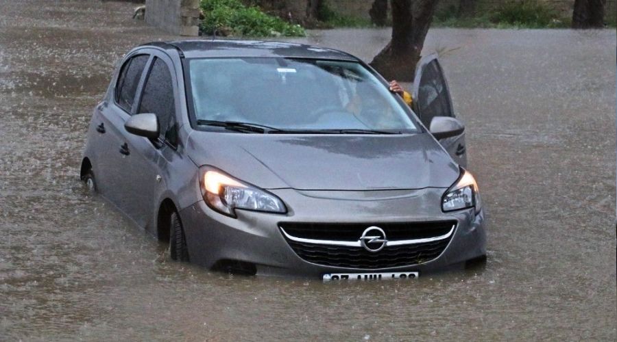 Antalya'da fırtına hayatı felç etti