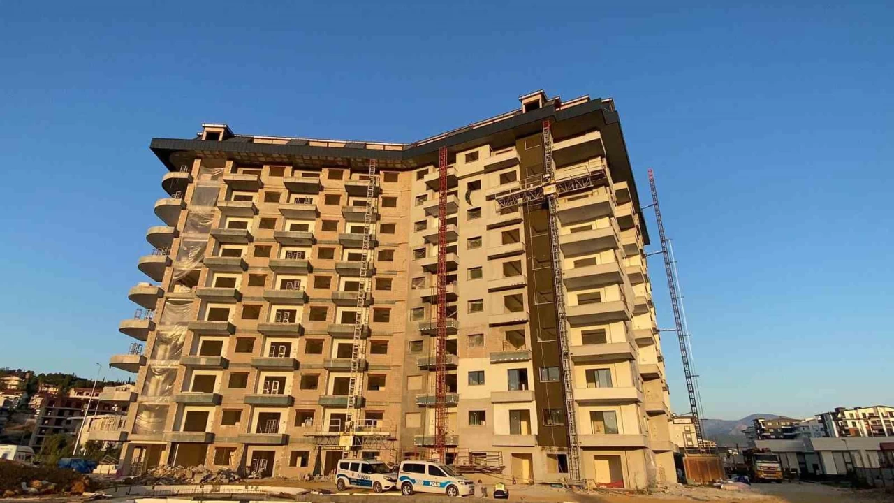 Antalya'da inşaattan düşen işçi hayatını kaybetti