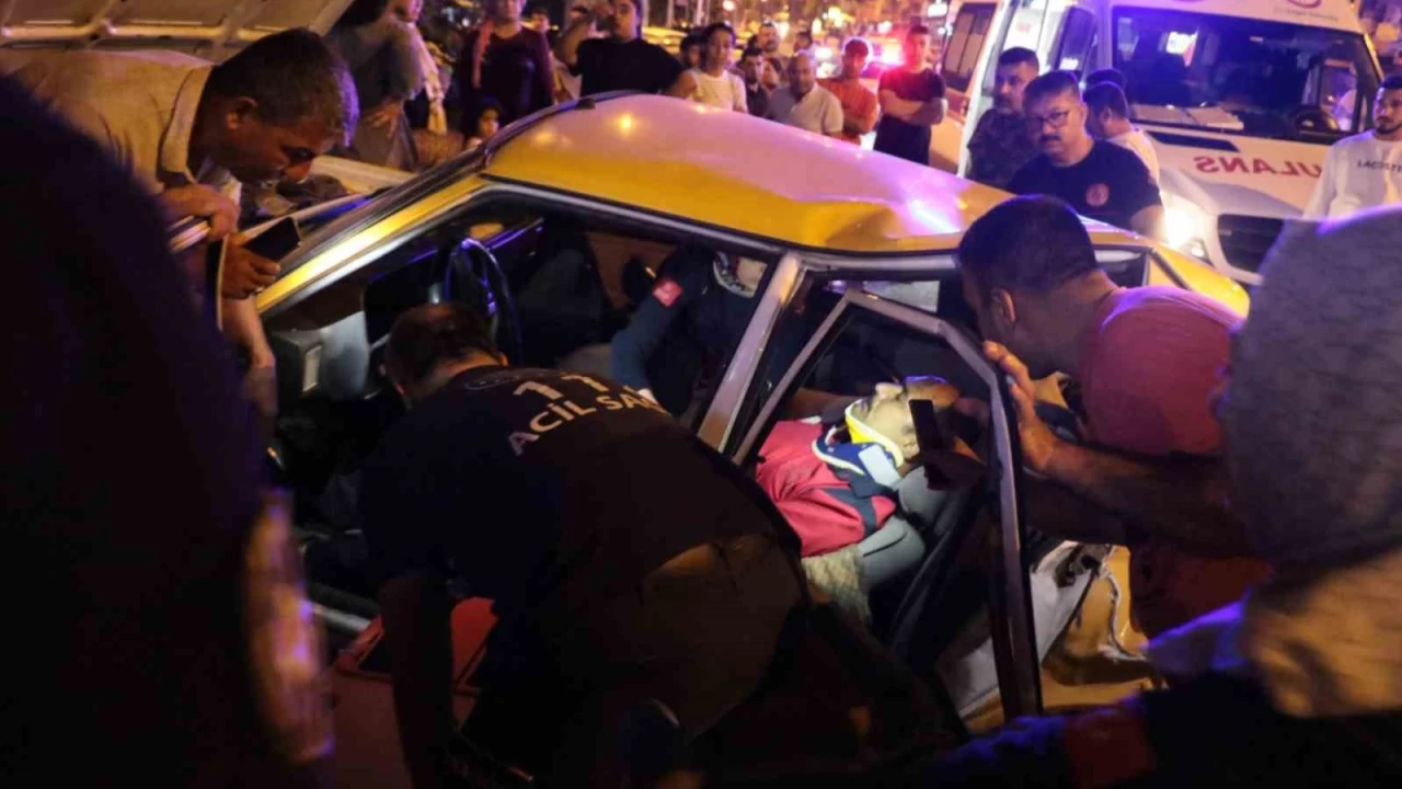 Antalya'da kazada vatandaşlar ve ekipler saniyelerle yarıştı: 4 yaralı