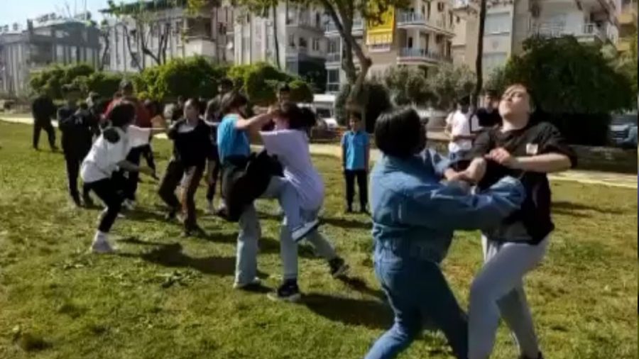 Antalya'da kız öğrenciler yine kavga etti