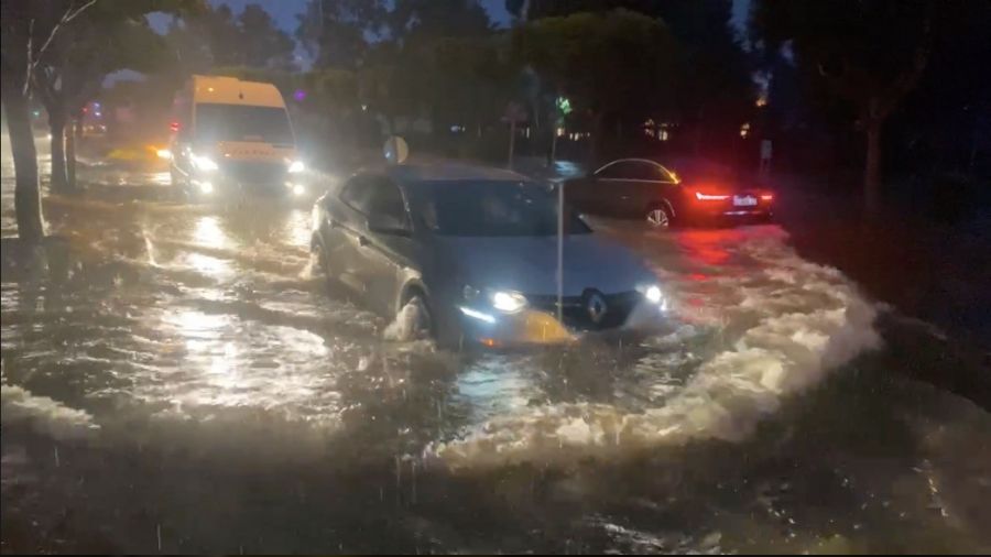 Antalya'da �iddetli ya�murda ara�lar yolda kald�