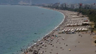 Antalyallar Konyaalt Sahili'ni doldurdu