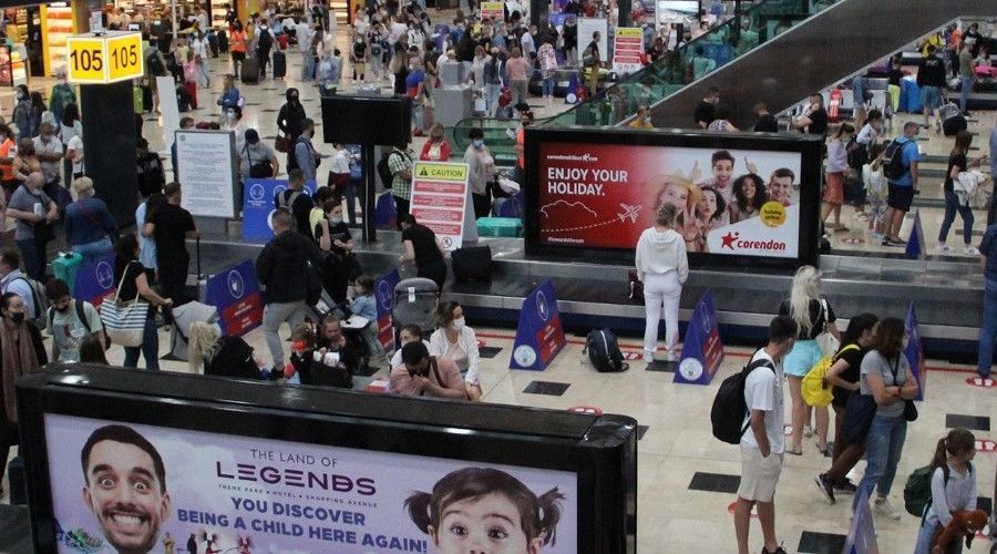 Antalya'ya hava yoluyla iki g�nde 18 bin Rus turist geldi