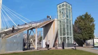 Arıza yapan köprü asansöründe mahsur kaldılar