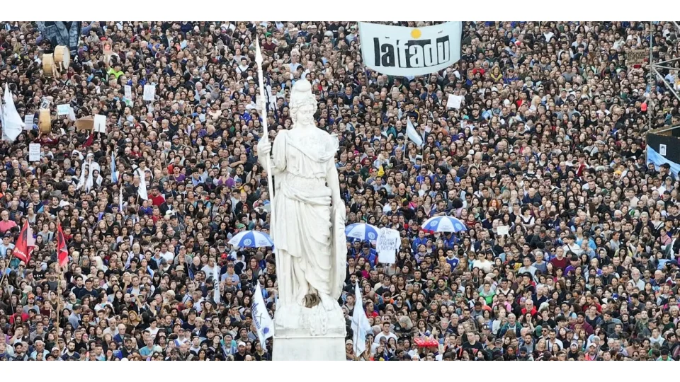 Arjantin'de binlerce ki�i h�k�metin e�itimdeki b�t�e kesintisini protesto etti