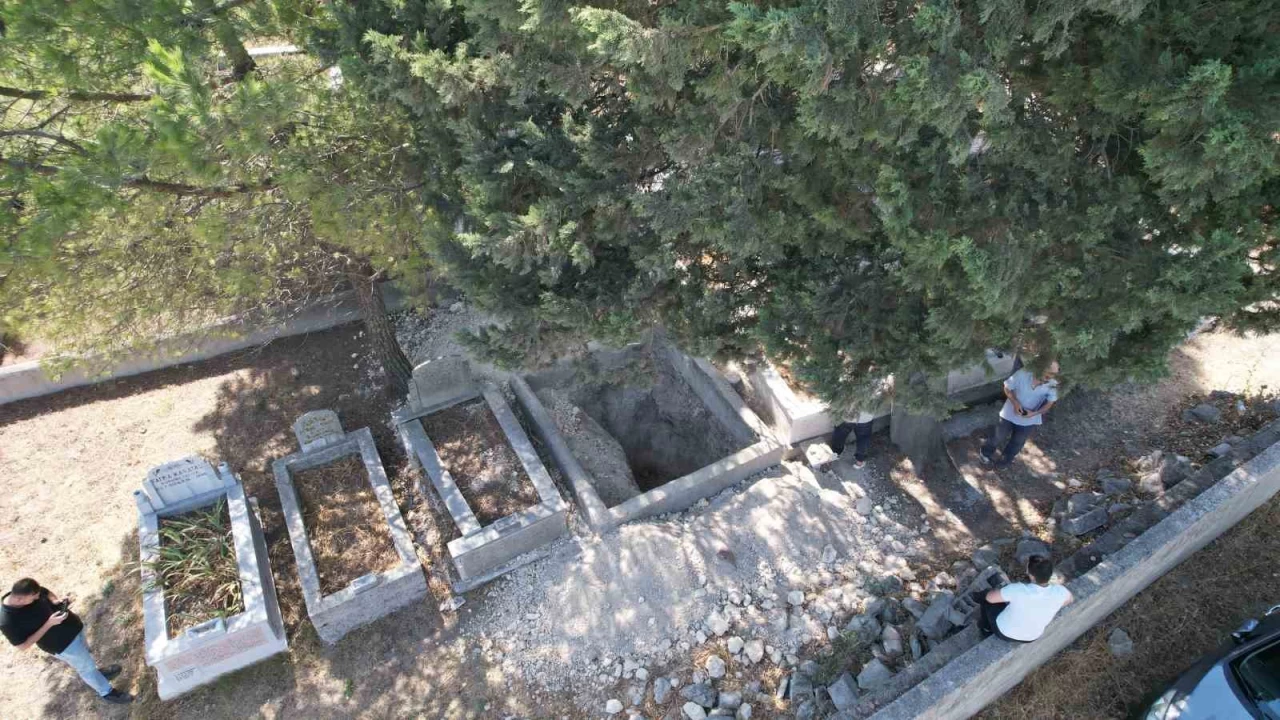 Arnavutk�y'de defineciler mezarlar� kaz�yor