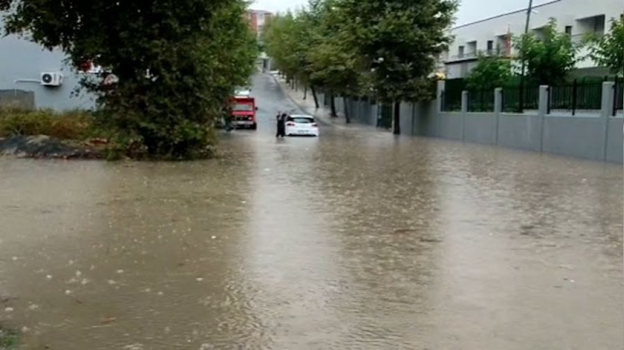 Arnavutköy'de sokak göle döndü