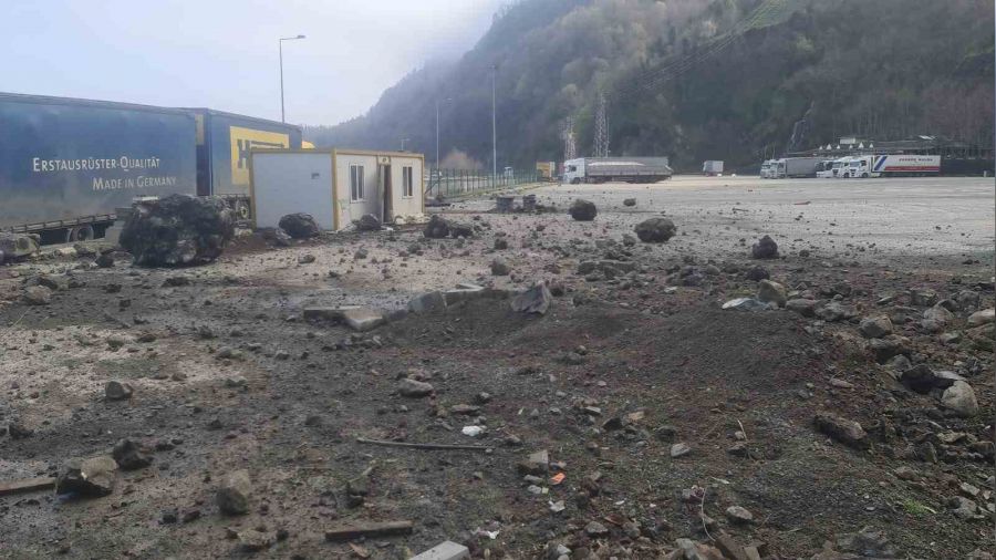 Artvin Hopa'da heyelanlar korkuttu