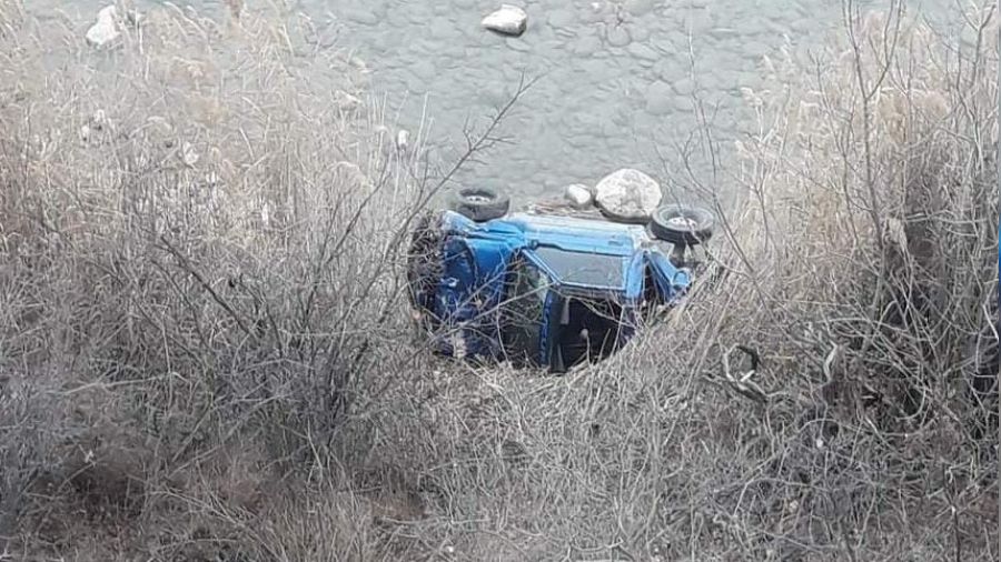 Artvin'de otomobil dereye d��t�: 1 �l�, 1 yaral�