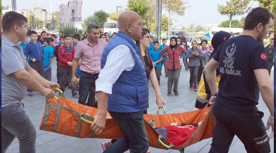 AVM'de y�r�yen merdiven deh�eti