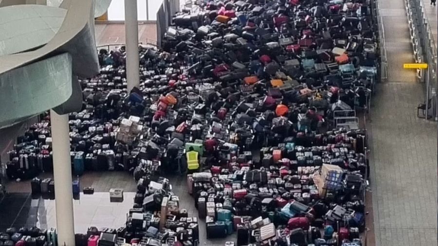 Avrupa havaalanlar�nda bavul da�lar� olu�tu