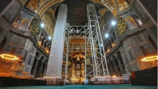  Ayasofya-i Kebir Cami-i �erifi�nde y�r�t�len Cumhuriyet tarihinin en b�y�k ve en kapsaml� restorasyon projesinde yeni bir a�amaya ge�iliyor
