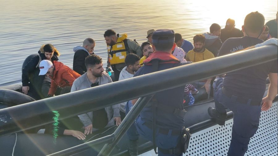 Ayval�k a��klar�nda 180 ka�ak g��men daha yakaland�