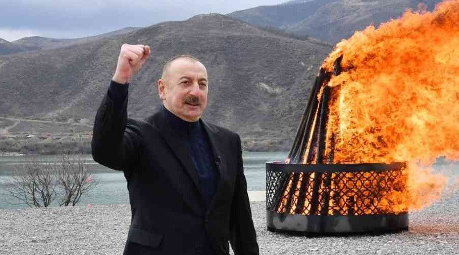 Azerbaycan Devlet Başkanı Aliyev nevruz ateşini yaktı