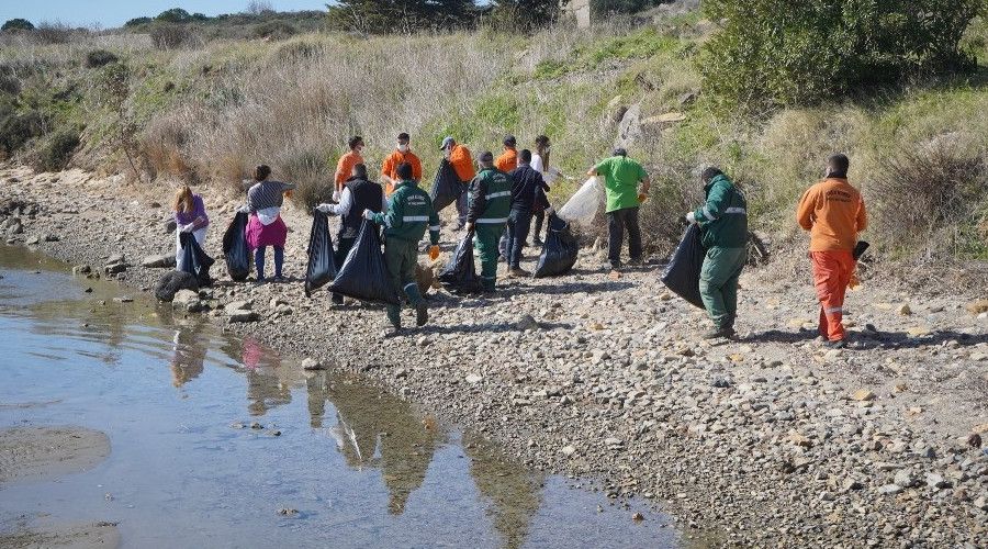 Bahar� �evre temizli�i yaparak kar��lad�lar