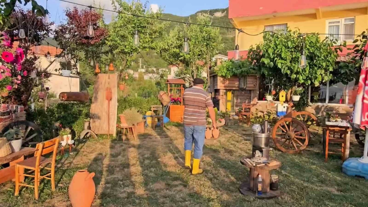 Bahçesini adeta müzeye dönüştürdü