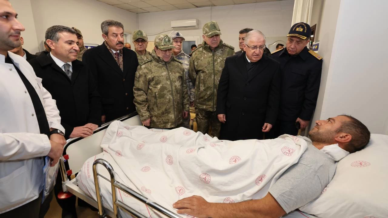Bakan Gler, rnakta tedavi gren yaral askerleri ziyaret etti