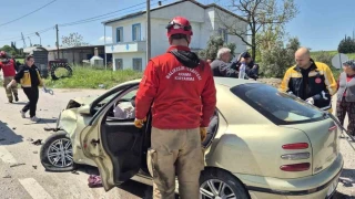 Bal�kesir'de otomobiller �arp��t�: 3'� a��r 6 yaral�
