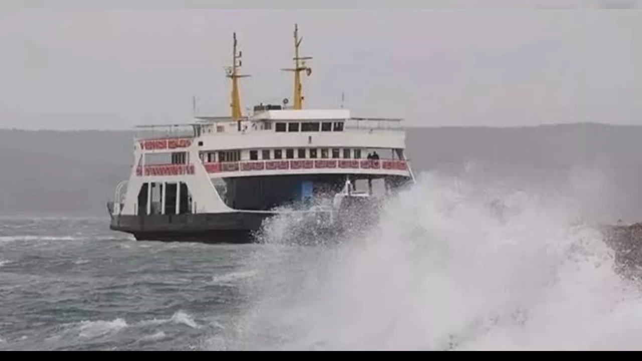Bandırma ve Erdek'te feribot seferleri iptal edildi