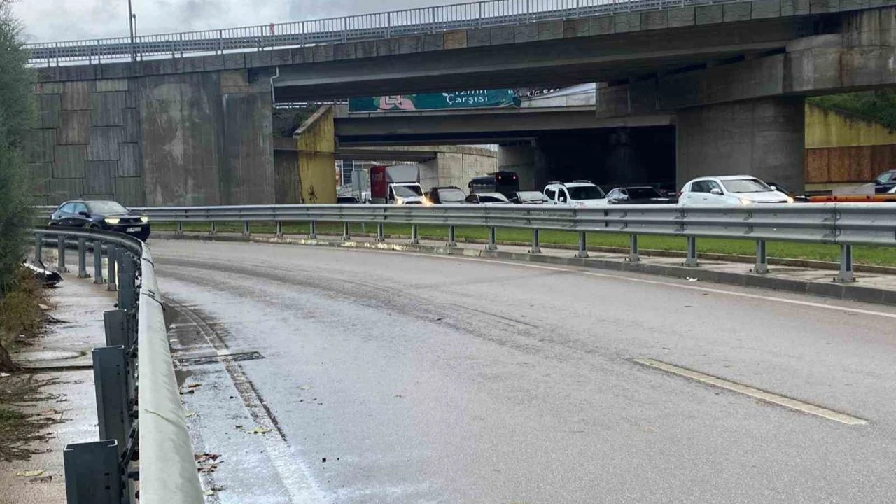 Bariyere �arpan motosikletin s�r�c�s� hayat�n� kaybetti