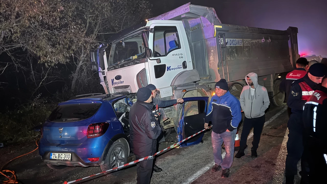 Bartın'da kamyon ile otomobilin çarpıştığı kazada 5 genç yaşamını yitirdi