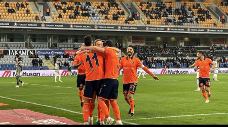 Başakşehir son dakikada güldü
