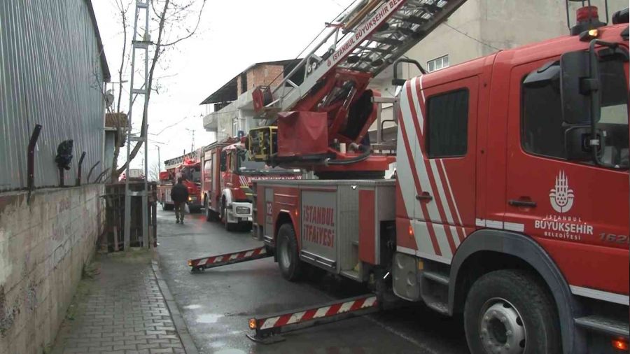 Başakşehir'de 2 katlı binanın çatısında yangın