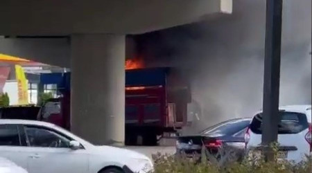 Başakşehir'de kamyonet alev topuna döndü