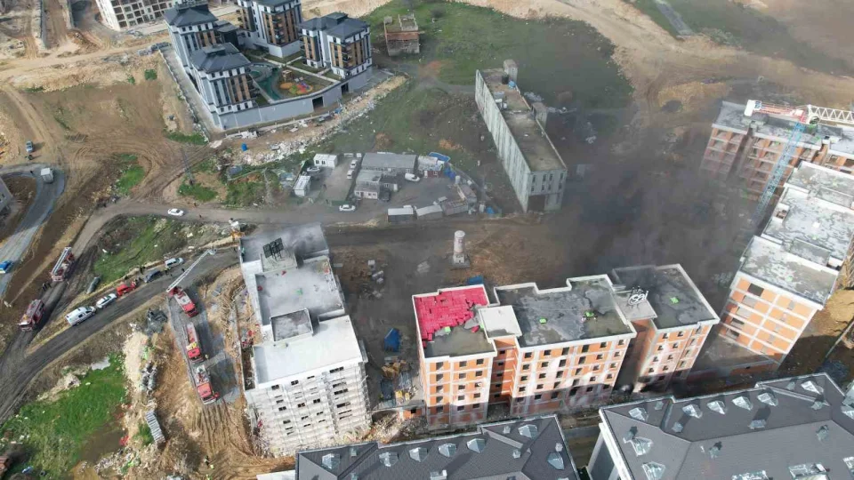 Ba�ak�ehir'de �antiyede korkutan yang�n