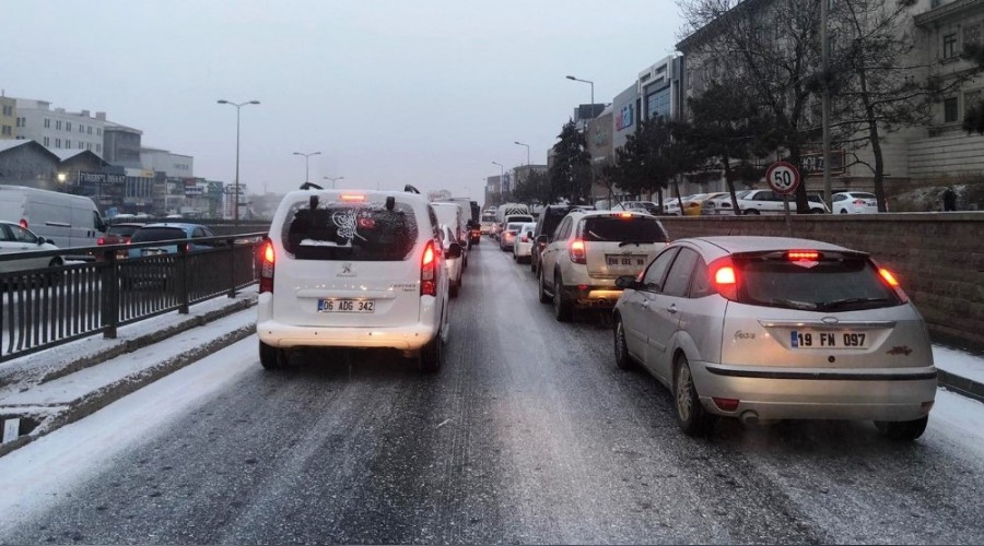 Başkent güne kar ile uyandı