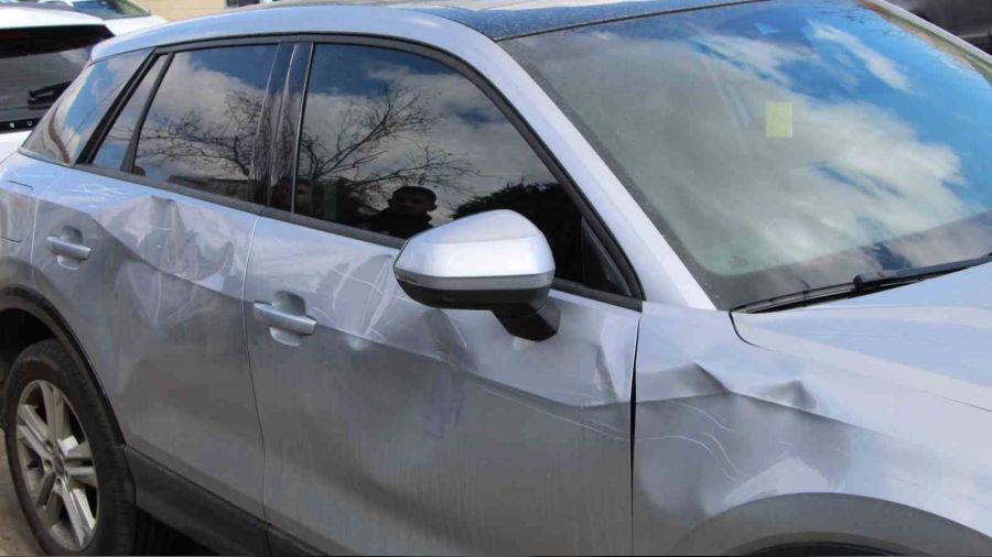 Batman'da park halindeki l�ks otomobillere zarar verdiler