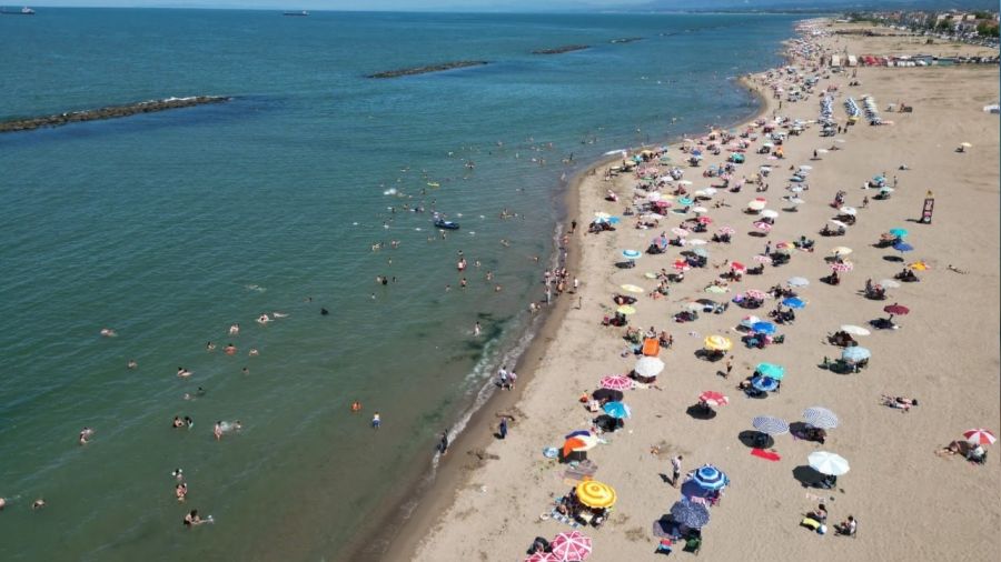 Bayram�n ilk g�n� Karasu sahili doldu ta�t�