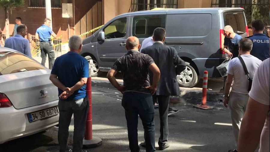Bayrampa�a'daki silahl� sald�r� da bir tesisat�� ve �ocuk vuruldu
