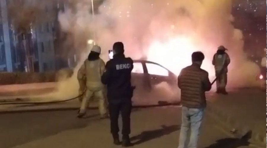 Benzin doldurulurken yan�nda sigara i�ilen ara� alev topuna d�nd�