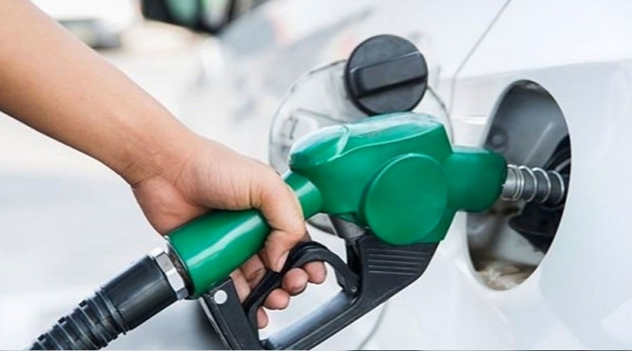 Benzinin fiyat� 5 TL'nin alt�nda