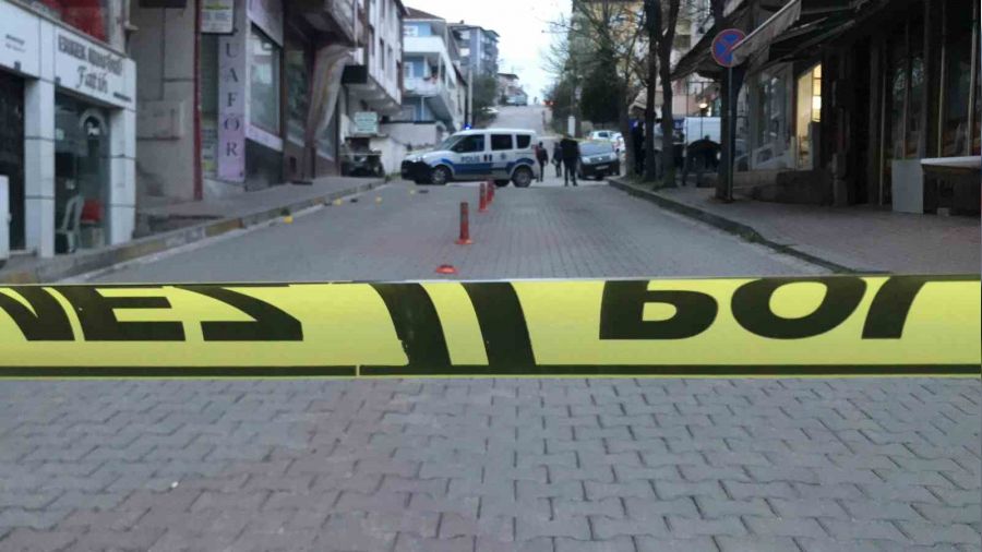 Berbere iş yerinin önünde defalarca ateş ettiler