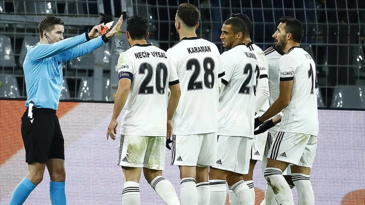 Beşiktaş'a 33 sarı, 2 kırmızı kart çıktı
