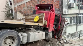 Be�ikta�'ta freni bo�alan t�r binaya �arpt�